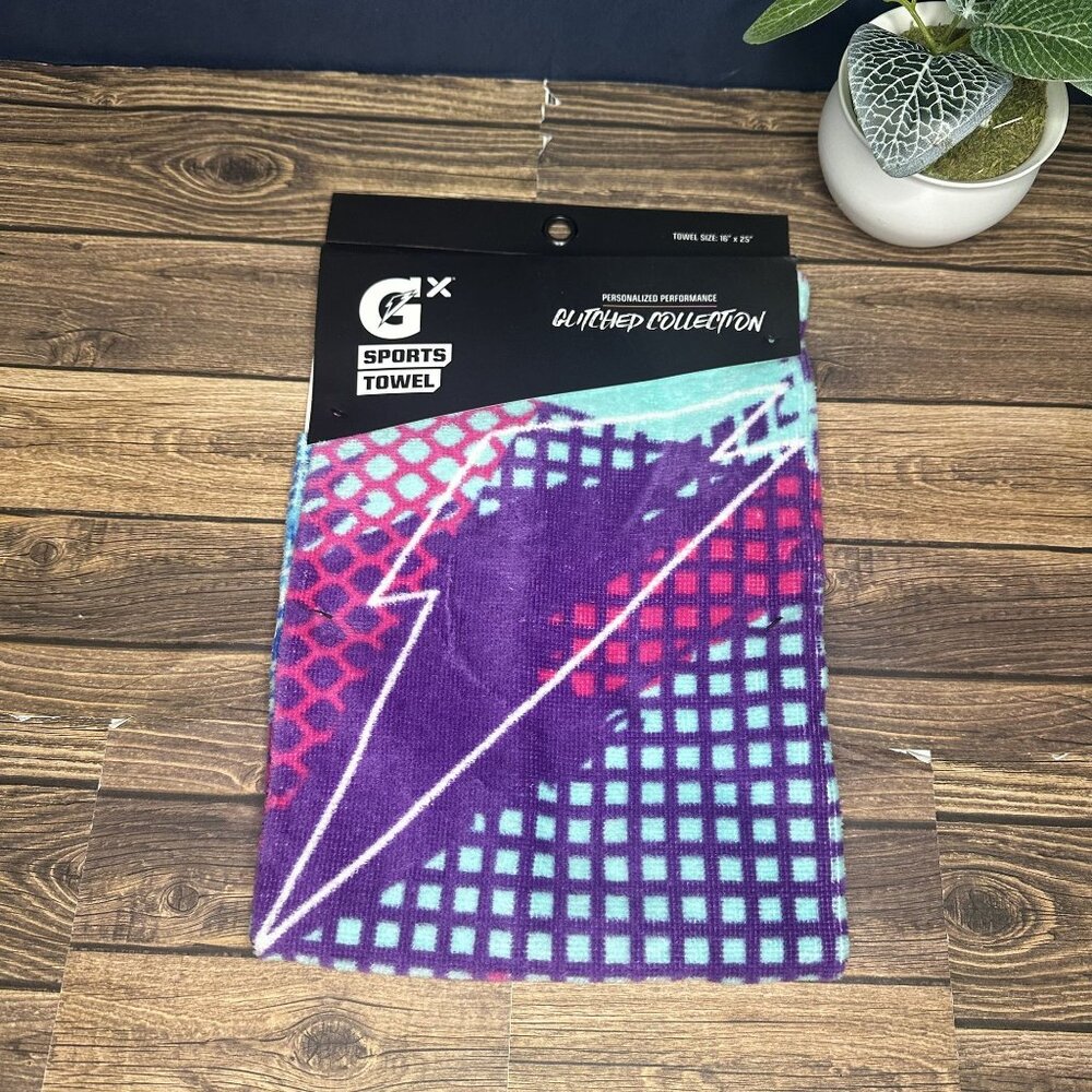 NWT Gatorade Sports Towel Glitched Collection Size 16" x 25" (Frosted Berry)